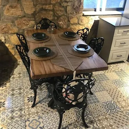 Araste Tas Konak